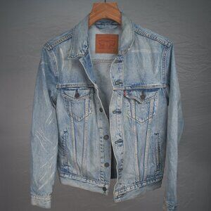 Vintage Levi's jacket. Size small